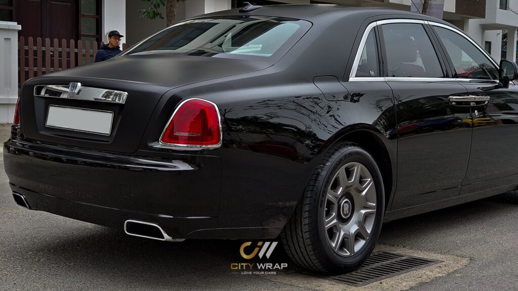 Phần nửa trên được dán đen mờ đối lập với nửa dưới dán decal đen bóng tạo nên sự độc đáo cho chiếc xe