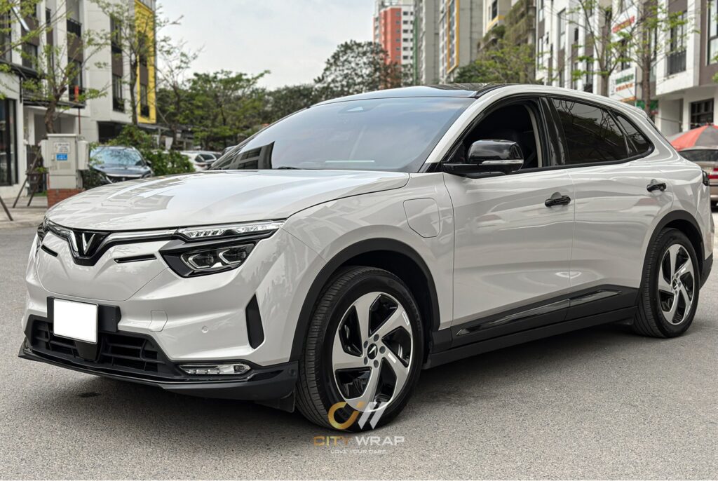 dan-doi-mau-xe-oto-Vinfast-VF8-xam-xi-mang-CG16-HD-TeckWrap