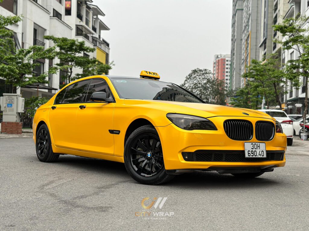 Dán đổi màu vàng mờ cho xe BMW 760i