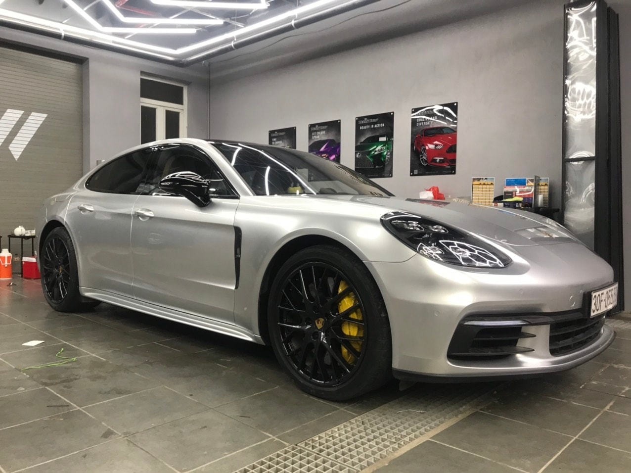 Dán decal đổi màu Porsche Panamera bạc metallic RB14 TeckWrap USA