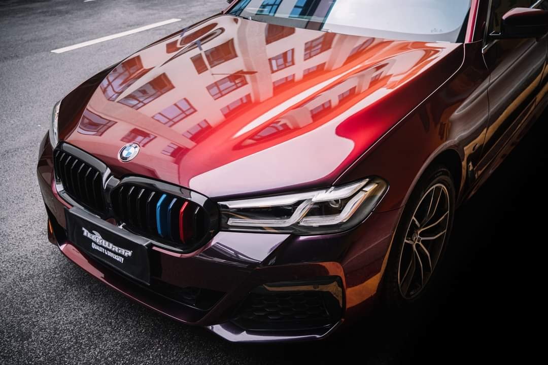 Khoác lên một "bộ áo" phong cách mới với dán đổi màu xe BMW