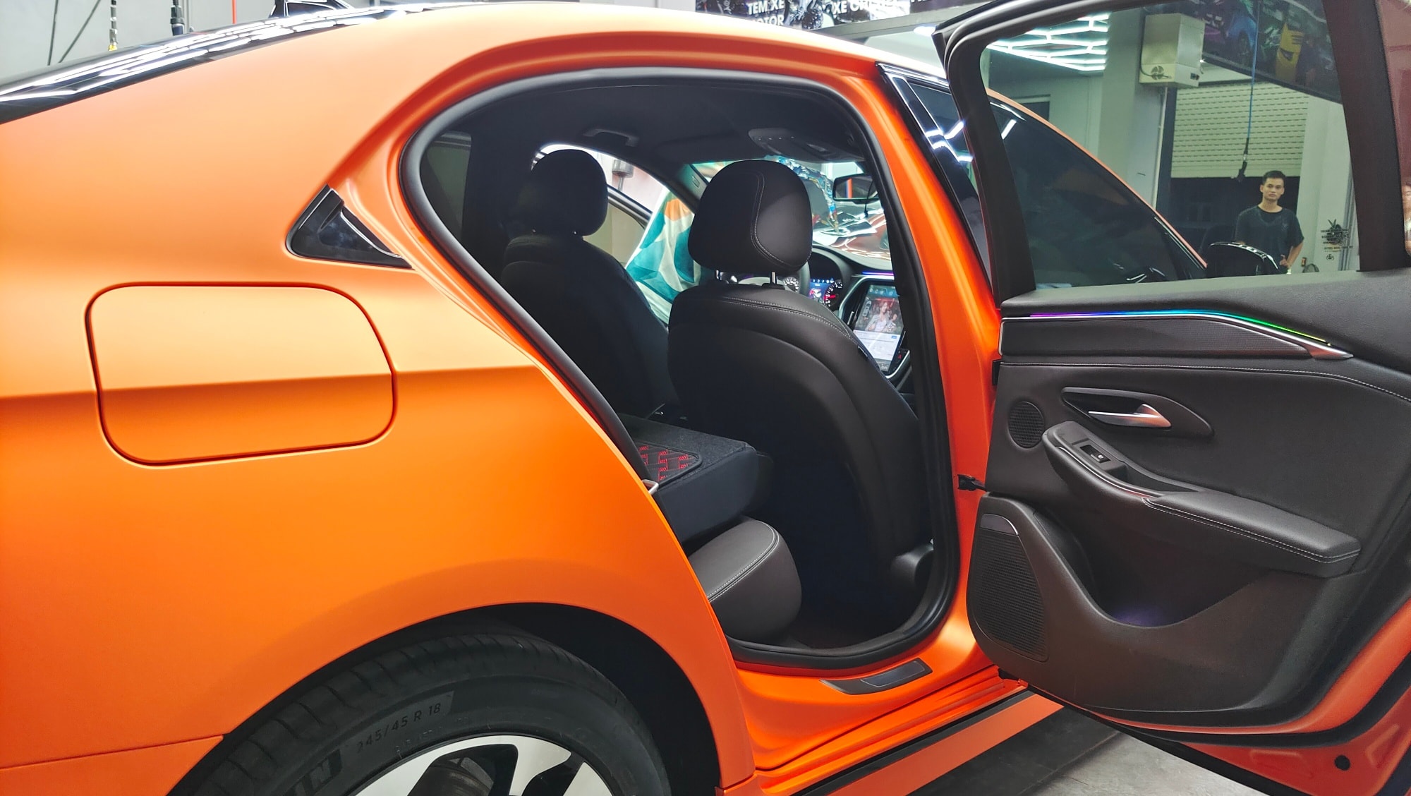 Các chi tiết dán đổi màu Vinfast Lux A được hoàn thiện một cách tỉ mỉ