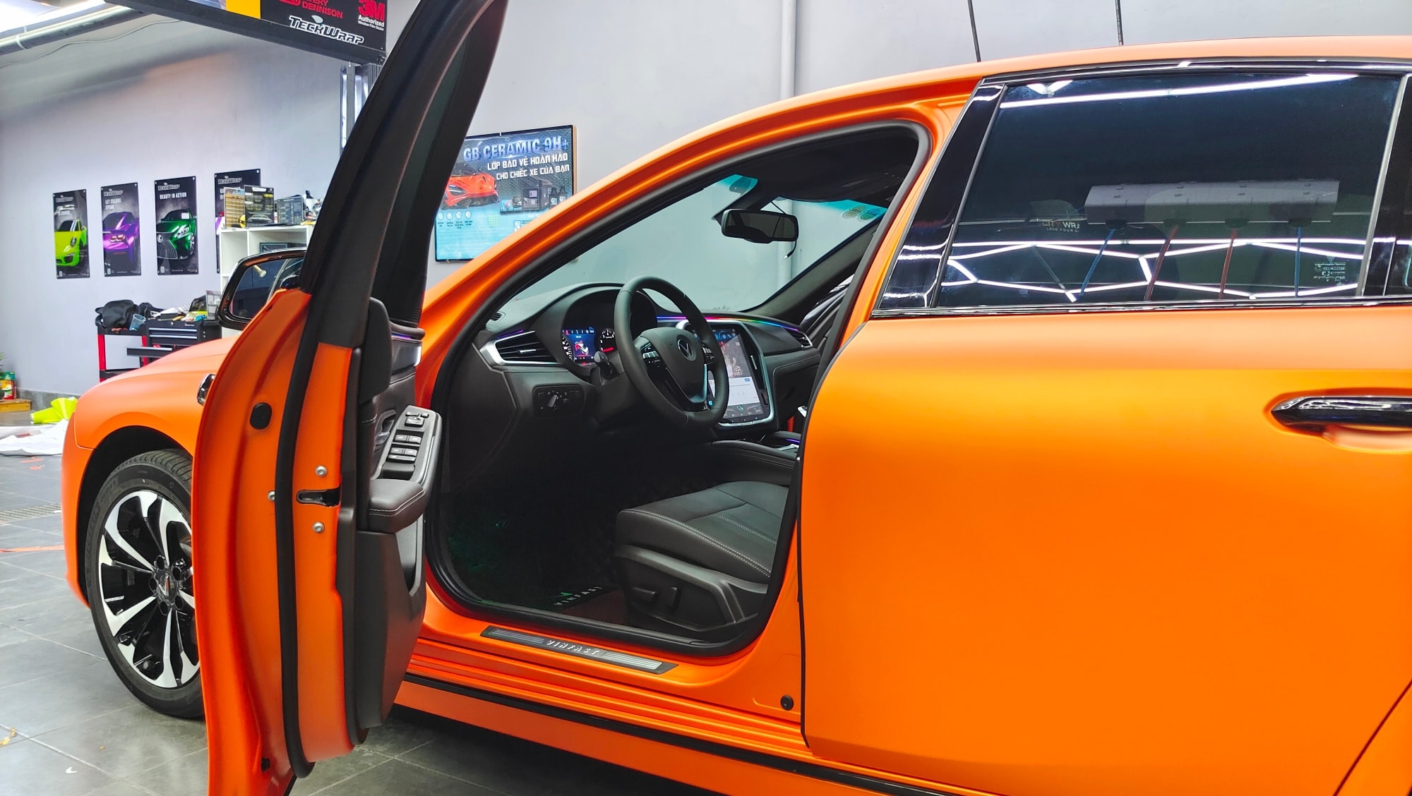 Thi công cả lòng trong cho dán đổi màu Vinfast Lux A