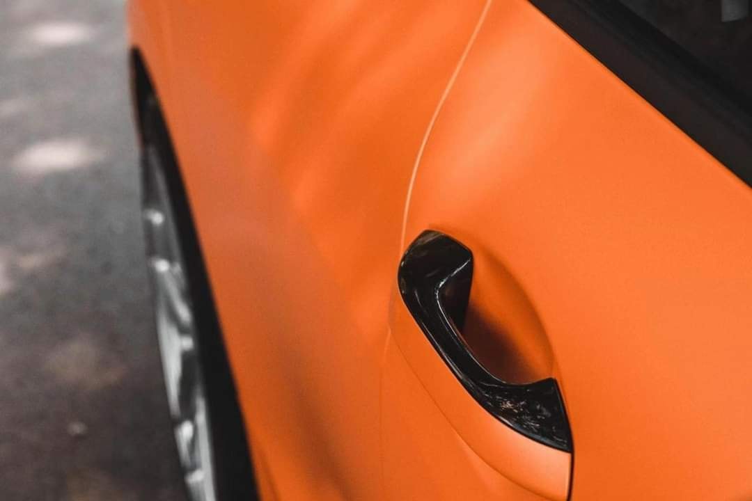 Các chi tiết dán đổi màu cam mờ được hoàn thiện ở mức độ cao nhất