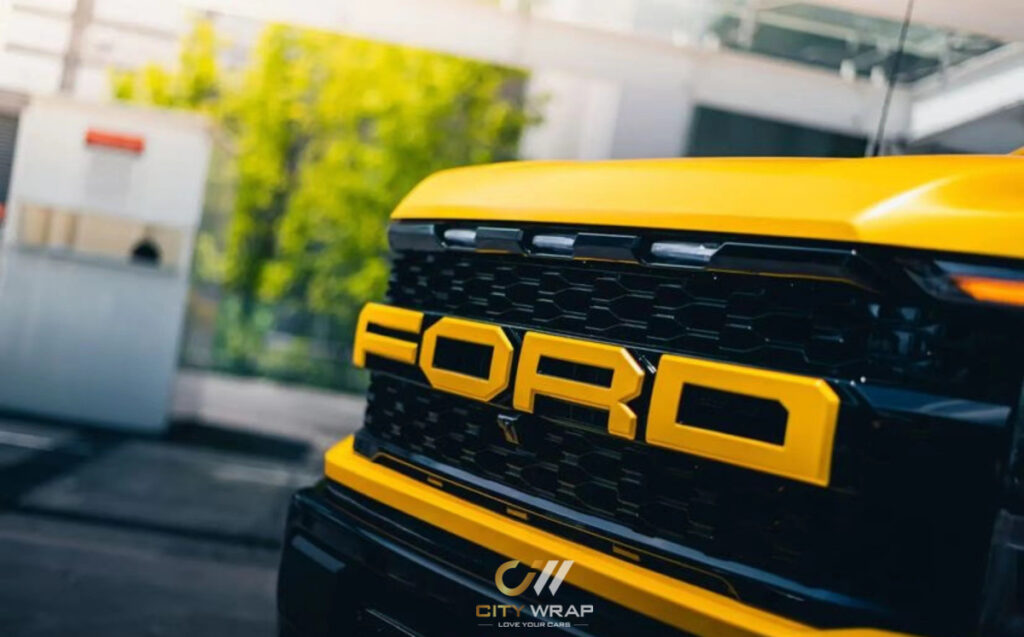 Ford Ranger dán đổi màu vàng decal TeckWrap CG12 8 Phần logo cũng được dán đổi màu vàng tạo nên sự độc đáo