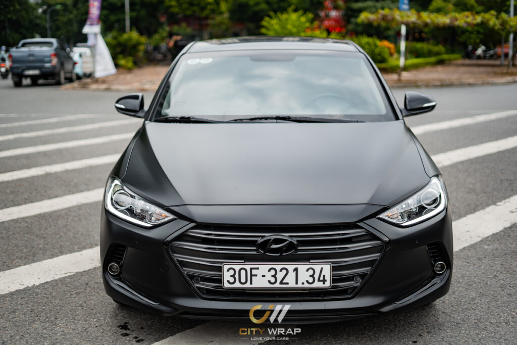 Sau khi dán đổi màu Elantra trở nên mạnh mẽ và nam tính hơn