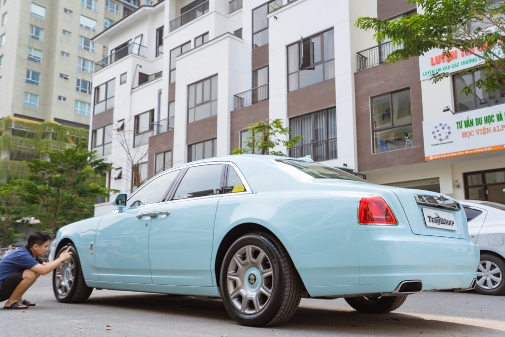 Sau khi dán đổi màu Rolls-Royce Ghost Series II xế yêu như đã được sơn một lớp sơn đắt tiền