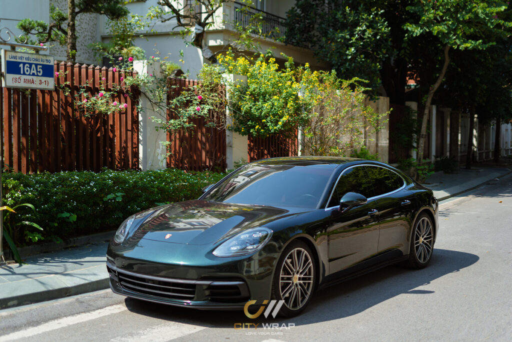 Porsche Panamera 4 dán đổi màu lên diện mạo hoàn toàn mới với màu HM07G - Gloss Green Black