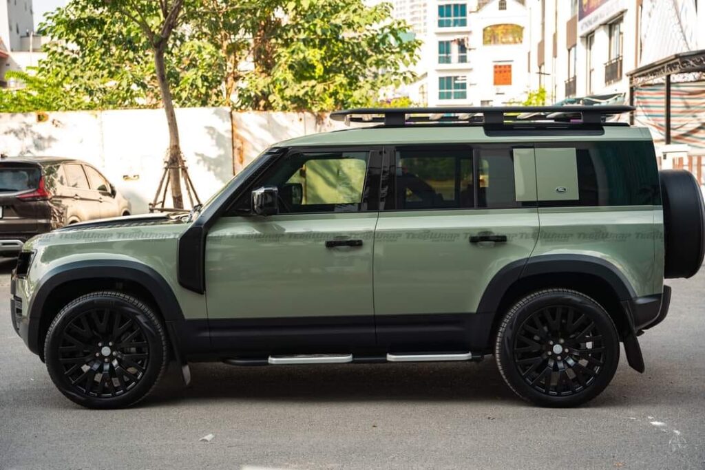 Decal CG23-HD được dùng để dán đổi màu ô tô màu xanh cho Land Rover Defender