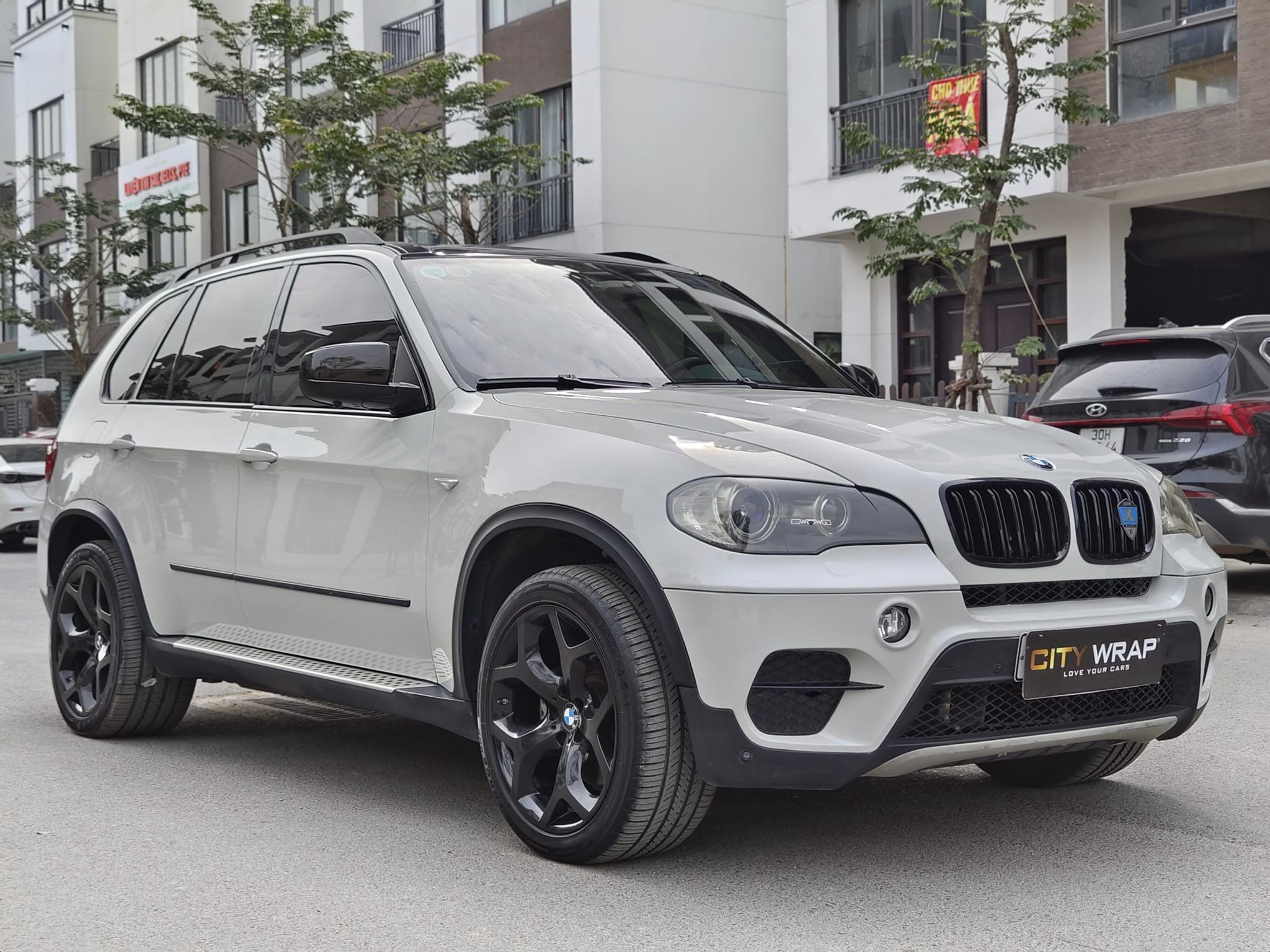 BMW X5 dán đổi màu Pale Celadon (màu sơn xám của Porsche)