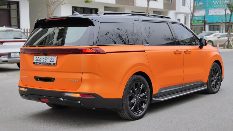 Phần nóc được dán đen bóng giúp chiếc xe trở nên mạnh mẽ nhưng không kém phần đặc biệt sau khi dán đổi màu cam mờ