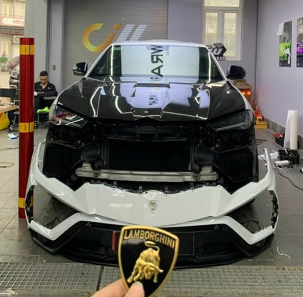 Lamborghini Urus trước khi bước vào quá trình dán đổi màu đỏ mờ tại CityWrap