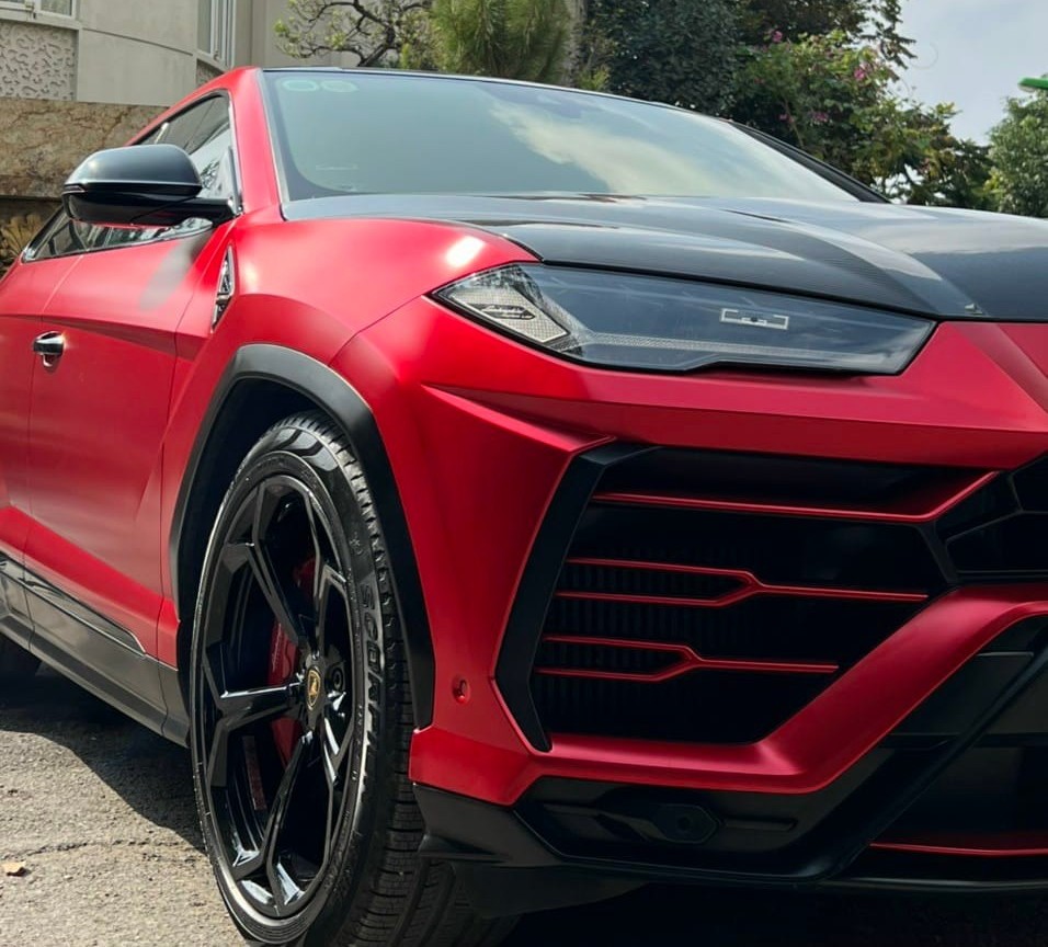 Sau khi dán đổi màu đỏ mờ, Lamborghini Urus tạo ra một phong cách hoàn hảo và đầy cá tính nhưng không kém phần hầm hố