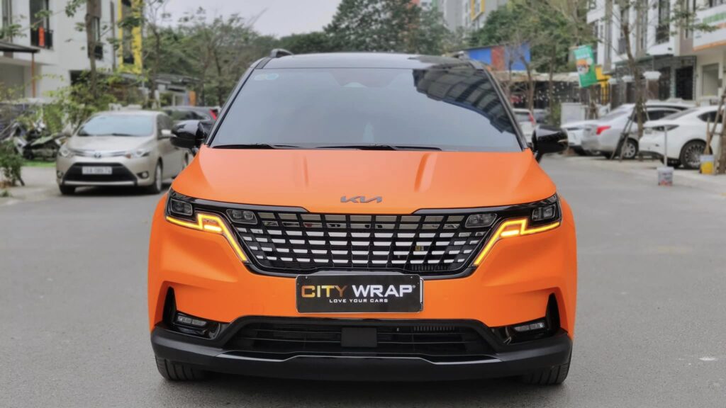 Kia-Carnival dán đổi màu từ trắng sang cam mờ Solor Orange SMT18