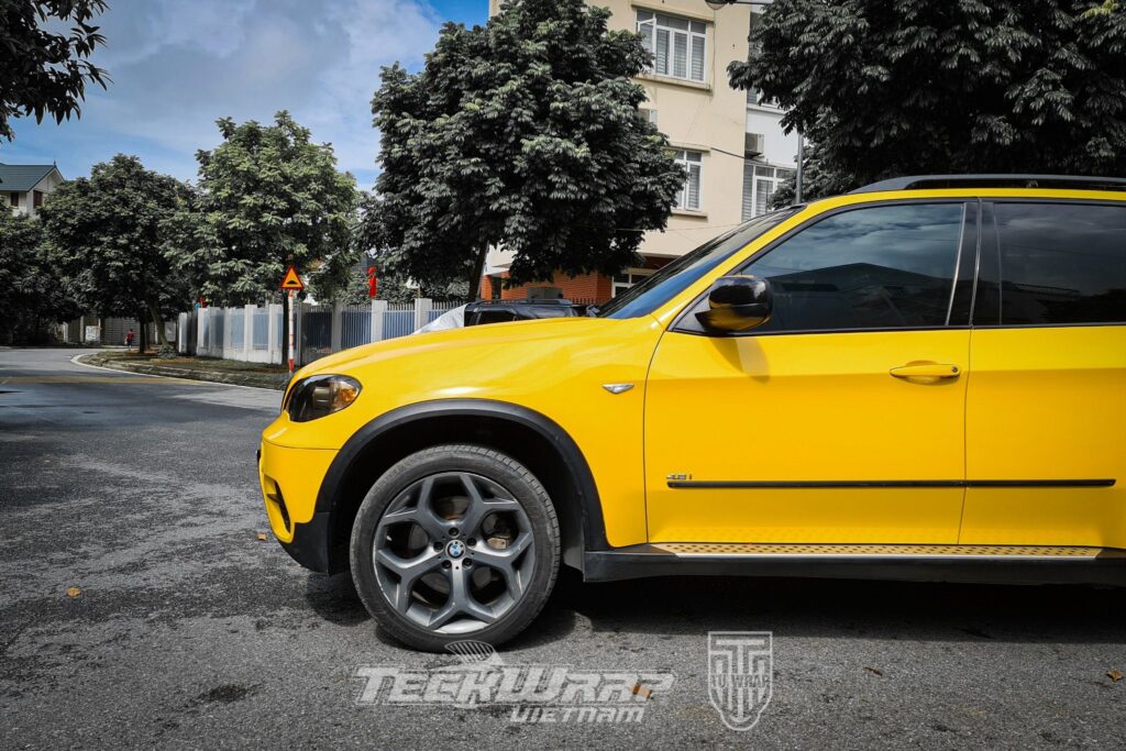 Tổng thể chiếc xe sau khi dán decal đổi màu vàng