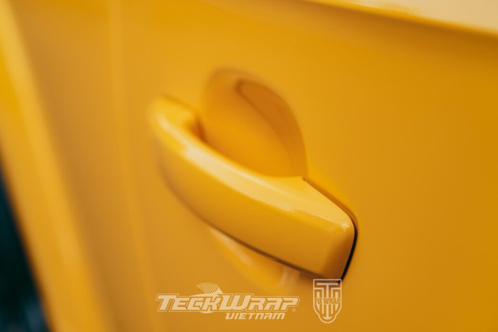 Các chi tiết dán decal đổi màu vàng được CityWrap hoàn thiện ở mức độ cao nhất