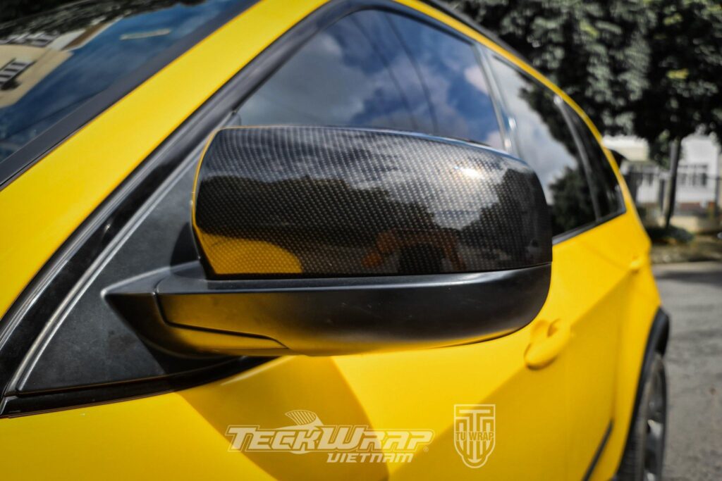 Phần tai gương được dán Carbon để tạo điểm nhấn