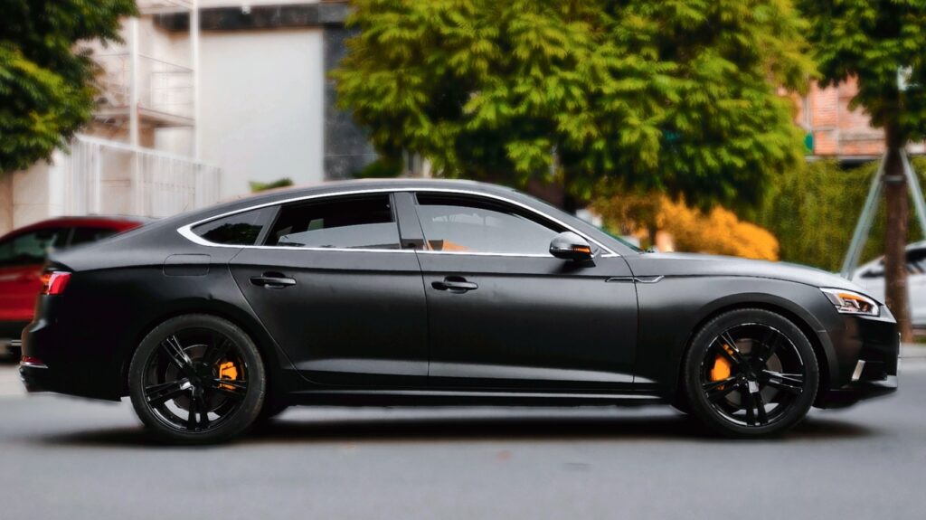 Dán đổi màu decal đen mờ cho Audi A5 9 Decal đen mờ tạo ra vẻ ngoài bí ẩn và mạnh mẽ