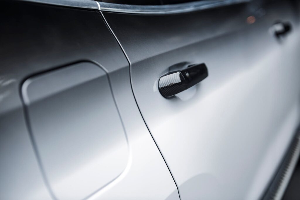 Chi tiết tay nắm cửa cũng được dán Carbon TeckWrap USA