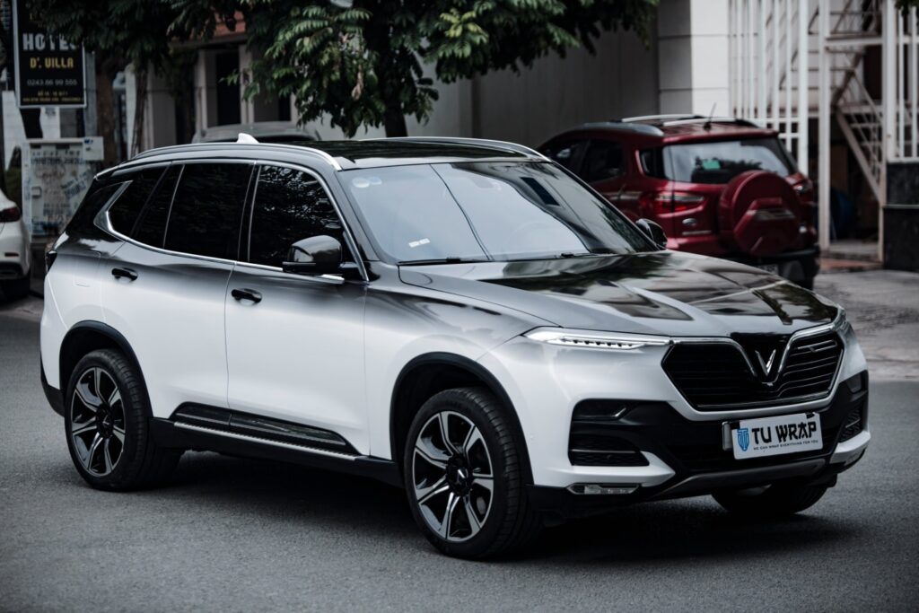 Tổng thể chiếc xe sau khi dán decal đổi màu phong cách fade trắng- đen