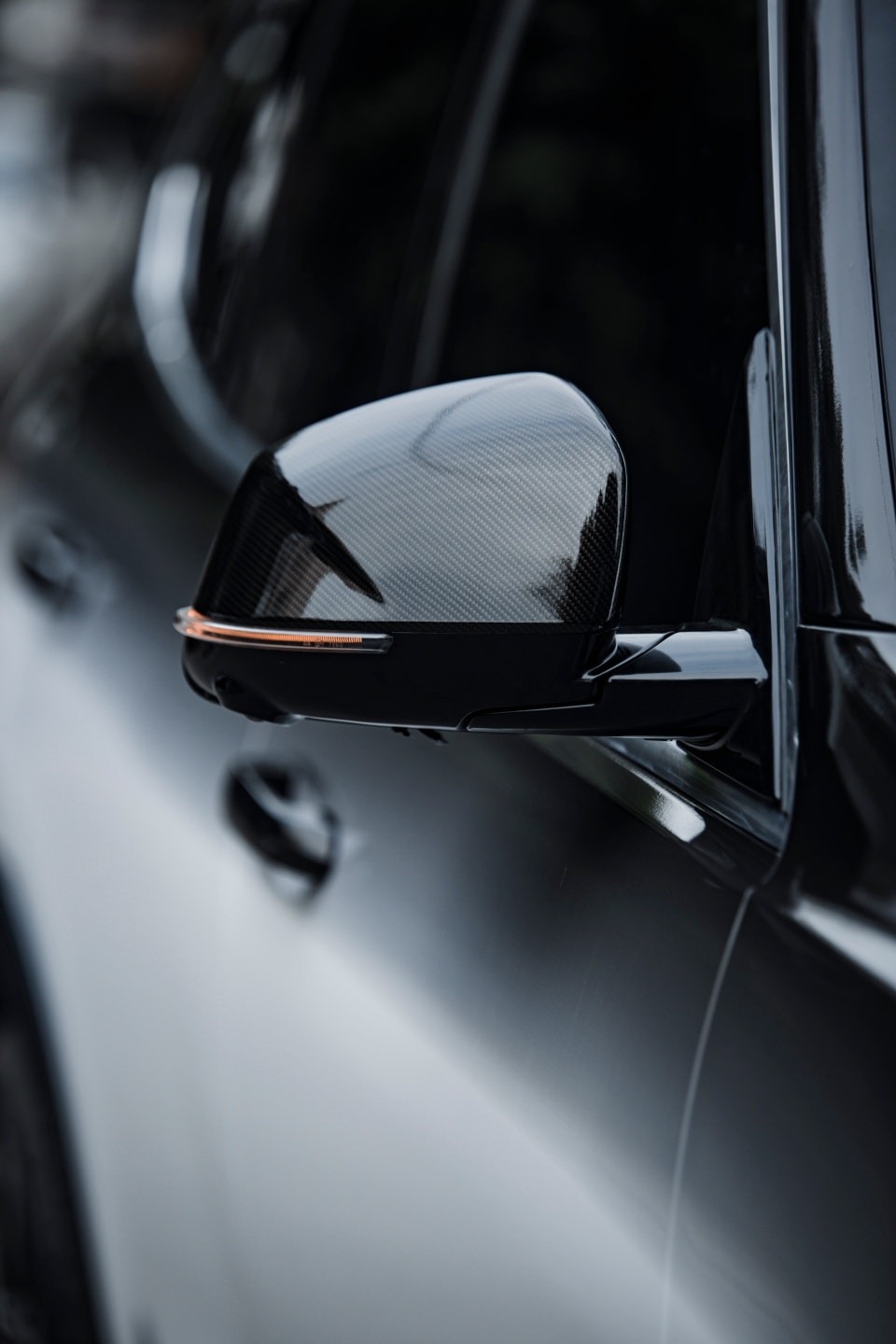 Chi tiết gương được dán Carbon để tăng phần mạnh mẽ cho xe