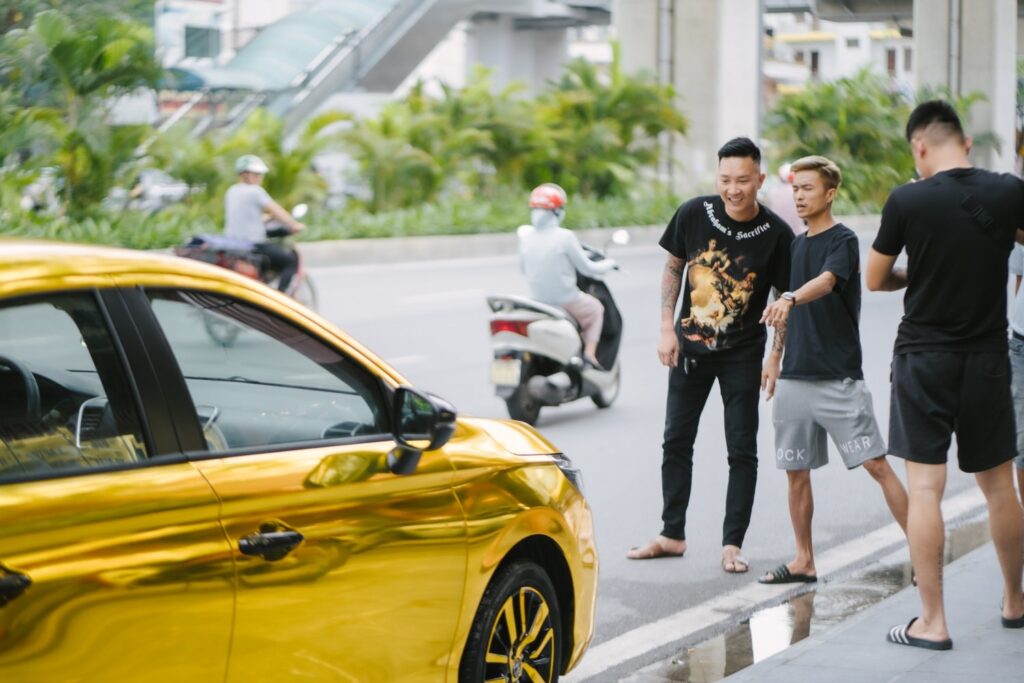 Honda City dán decal đổi màu Gold Chrome độc nhất Việt Nam 18 Idol Huấn Hoa Hồng vui vẻ sau khi nhận xe